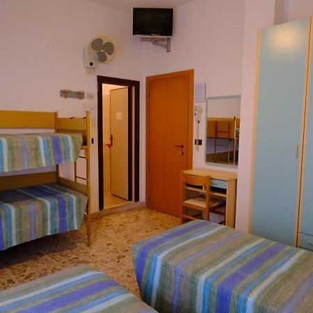 Hotel Chiara Ріміні Екстер'єр фото