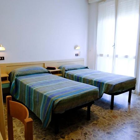 Hotel Chiara Ріміні Екстер'єр фото