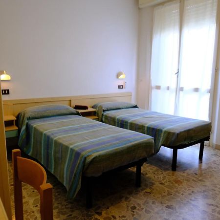 Hotel Chiara Ріміні Екстер'єр фото