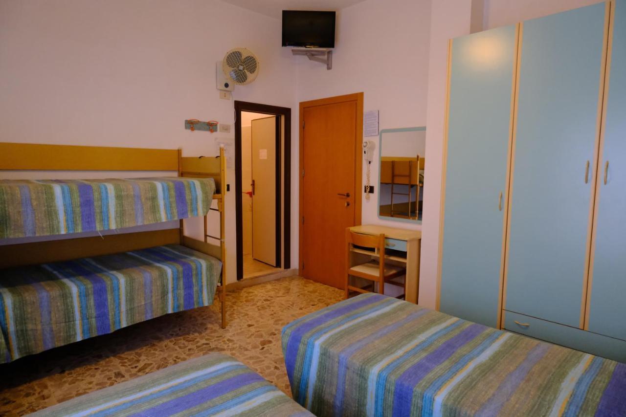 Hotel Chiara Ріміні Екстер'єр фото