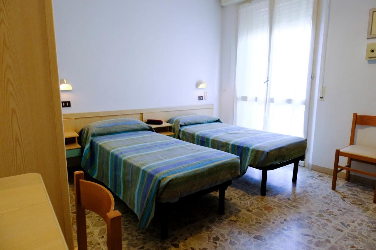 Hotel Chiara Ріміні Екстер'єр фото