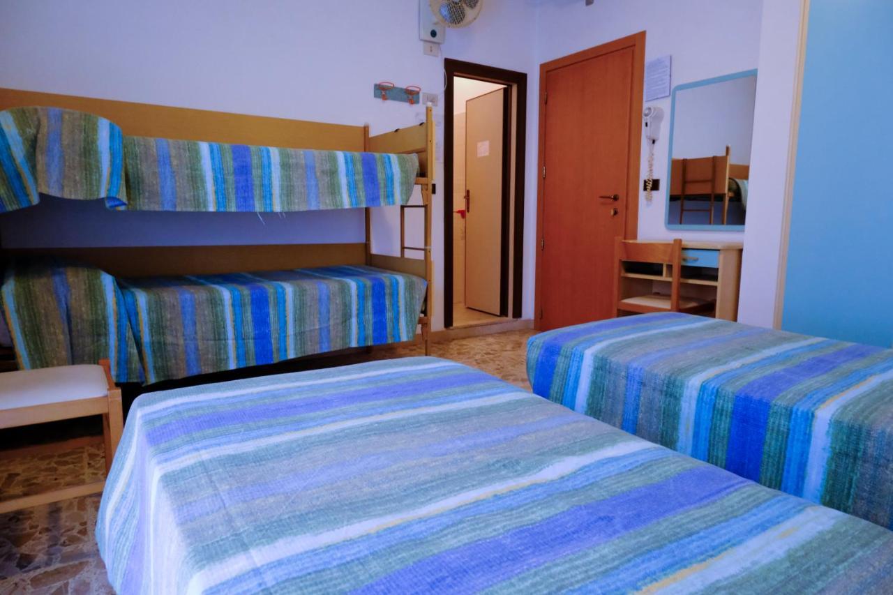 Hotel Chiara Ріміні Екстер'єр фото