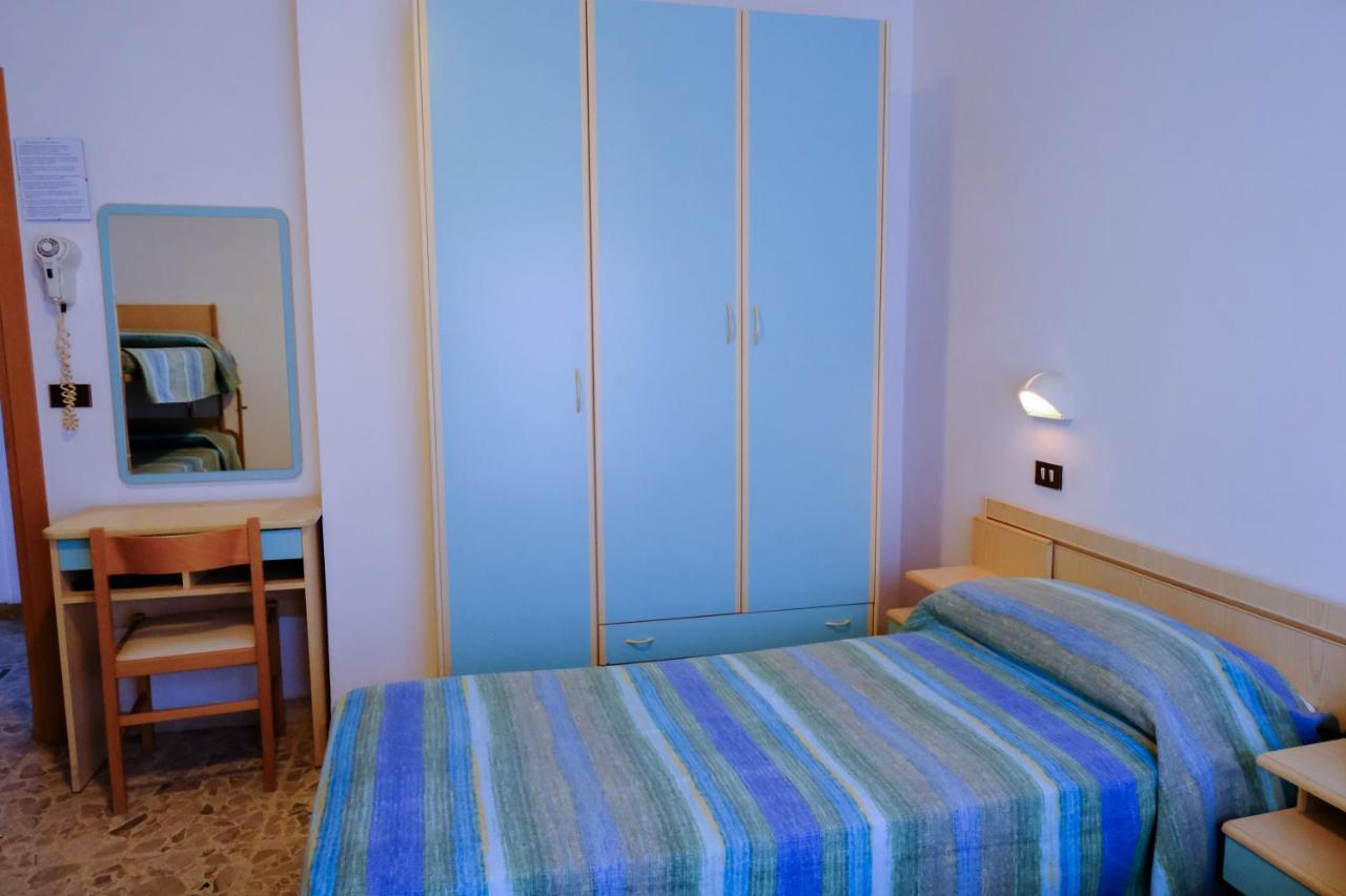 Hotel Chiara Ріміні Екстер'єр фото