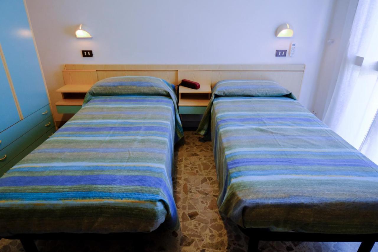 Hotel Chiara Ріміні Екстер'єр фото
