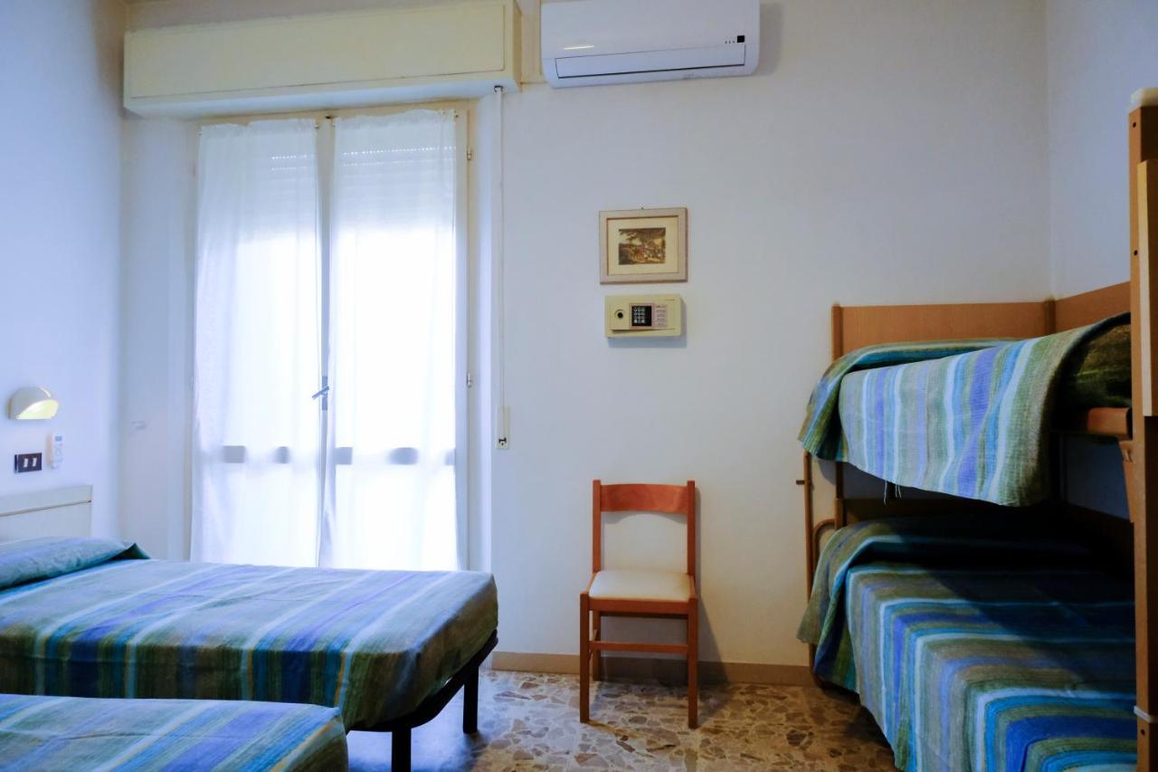 Hotel Chiara Ріміні Екстер'єр фото